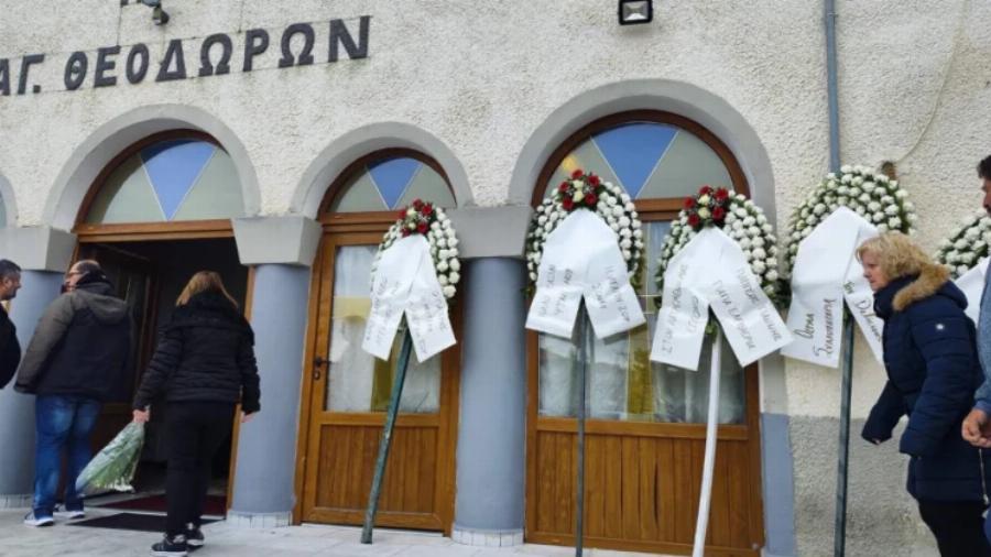 «Καλό ταξίδι ψυχή μου»: Αβάσταχτος ο πόνος στην κηδεία του μηχανοδηγού Νίκου Ναλμπάντη που σκοτώθηκε στα Τέμπη