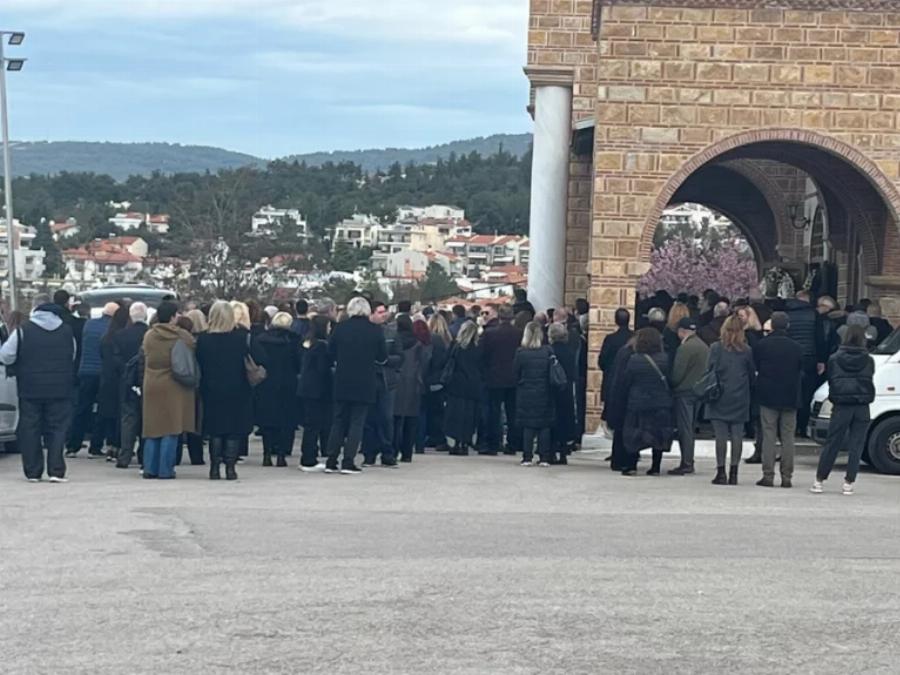 «Καλό ταξίδι ψυχή μου»: Αβάσταχτος ο πόνος στην κηδεία του μηχανοδηγού Νίκου Ναλμπάντη που σκοτώθηκε στα Τέμπη