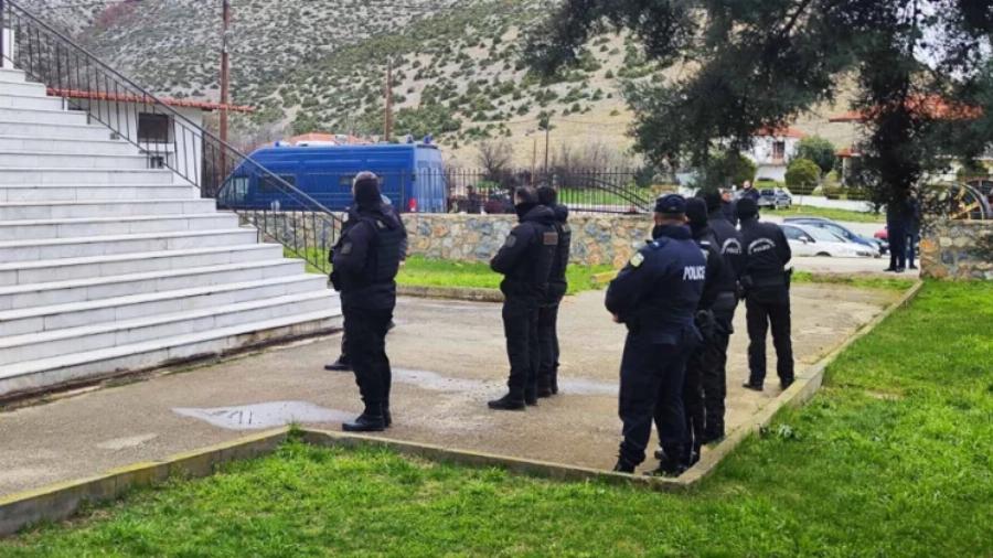 «Καλό ταξίδι ψυχή μου»: Αβάσταχτος ο πόνος στην κηδεία του μηχανοδηγού Νίκου Ναλμπάντη που σκοτώθηκε στα Τέμπη