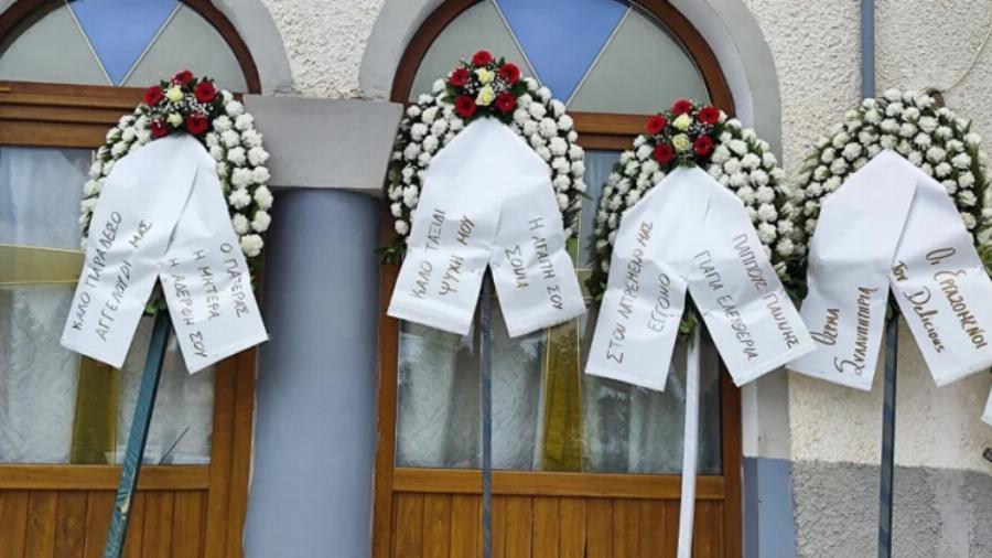 «Καλό ταξίδι ψυχή μου»: Αβάσταχτος ο πόνος στην κηδεία του μηχανοδηγού Νίκου Ναλμπάντη που σκοτώθηκε στα Τέμπη