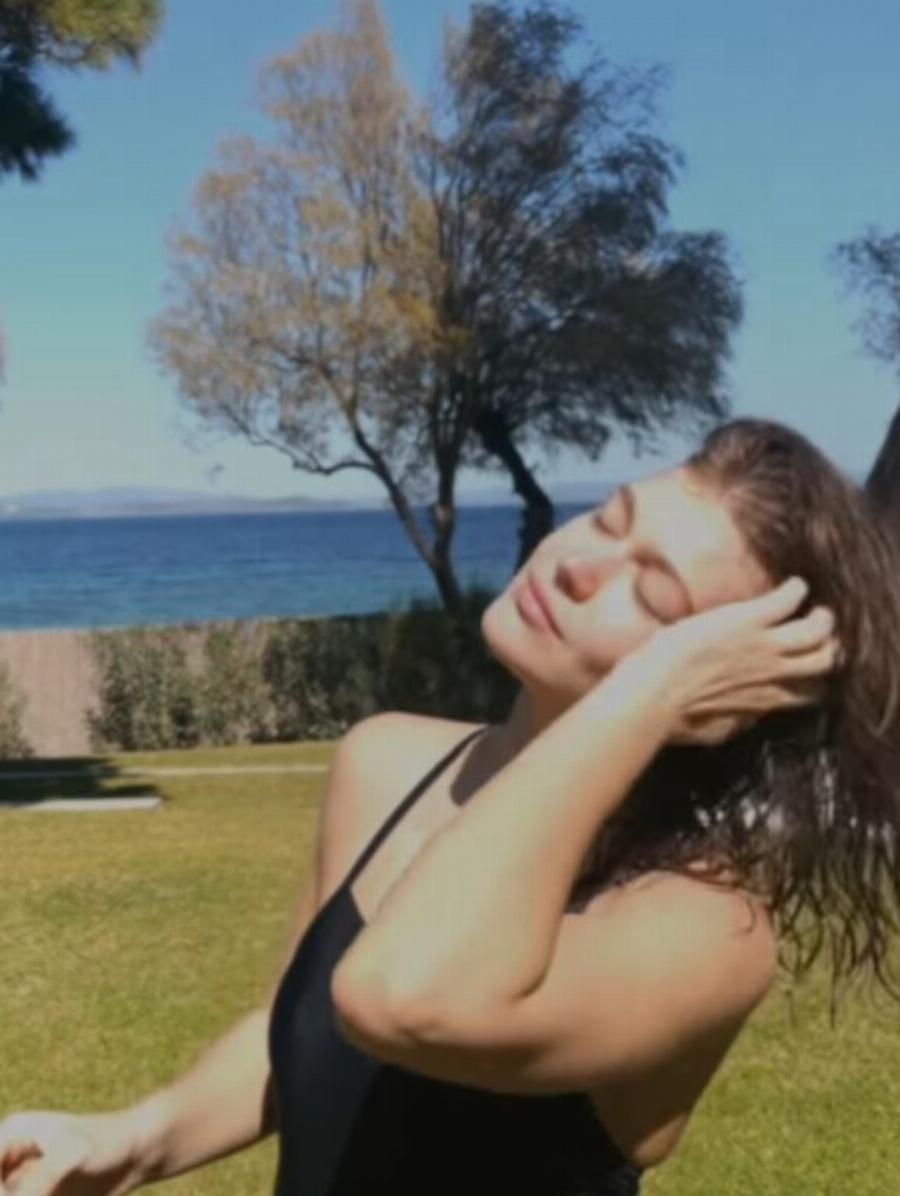 Η Κλέλια Ανδριολάτου πιο όμορφη από ποτέ: Η πρωταγωνίστρια του Maestro έκανε το πρώτο της μπάνιο και οι φωτογραφίες είναι υπέροχες