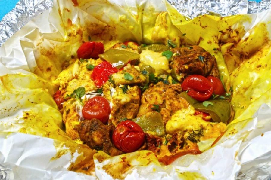 Θα γλείφετε τα δάχτυλά σας: Νοστιμότατο κοτόπουλο στη γάστρα με μουστάρδα και μπαχάρια