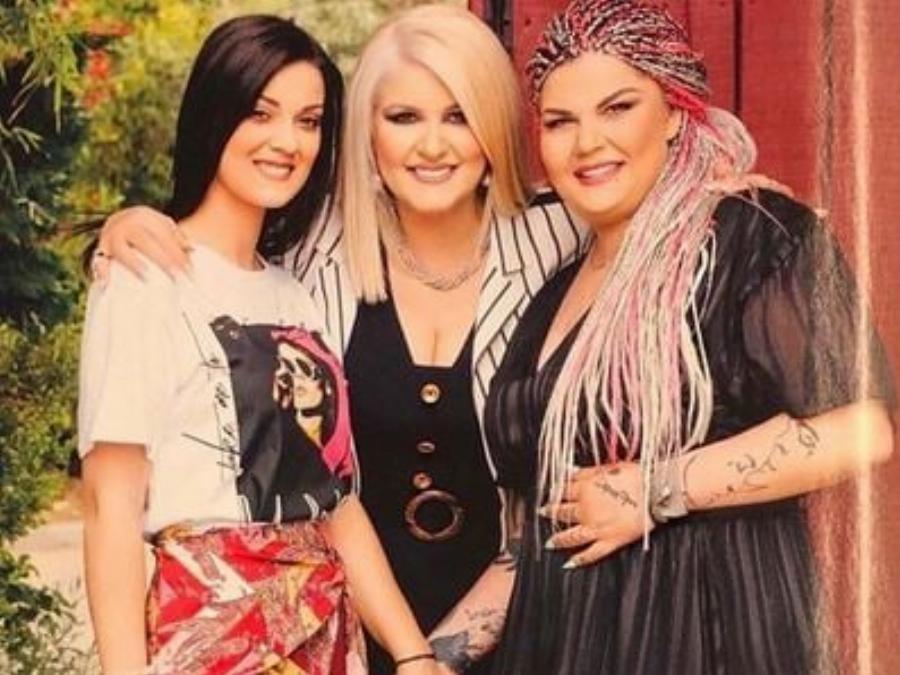 Κόκκινα ράστα μαλλιά, πράσινα μάτια και ίδια η μητέρα της: H κόρη της Χαράς Βέρρα είναι μια καλλονή