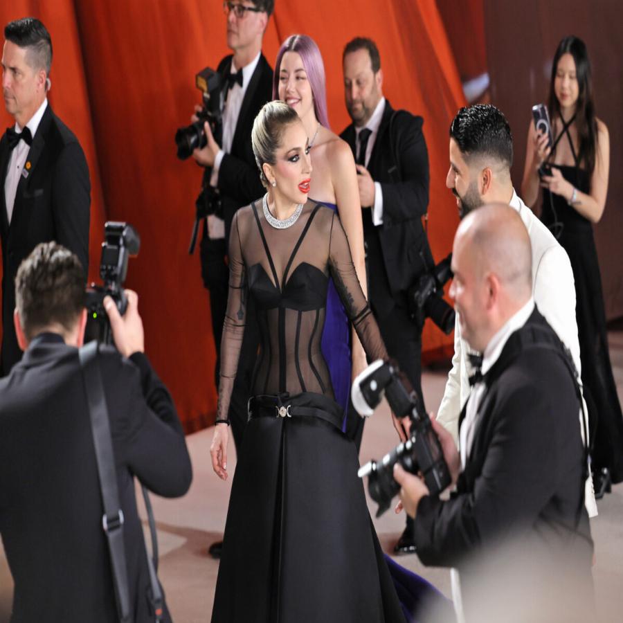 Ευτράπελο στα Όσκαρ 2023: Φωτογράφος έπεσε στο κόκκινο χαλί και η Lady Gaga έτρεξε να τον βοηθήσει