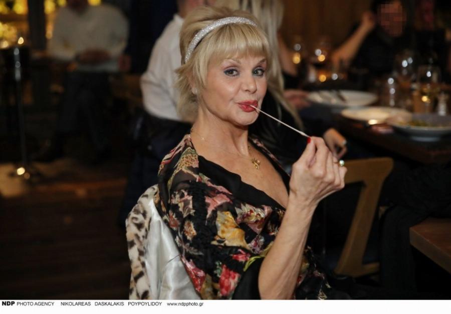 Μαγνήτισε κάθε βλέμμα με το «έξαλλο» τσιφτετέλι της: Η 79χρονη Μαρία Ιωαννίδου χόρεψε σε μαγαζί και αποθεώθηκε