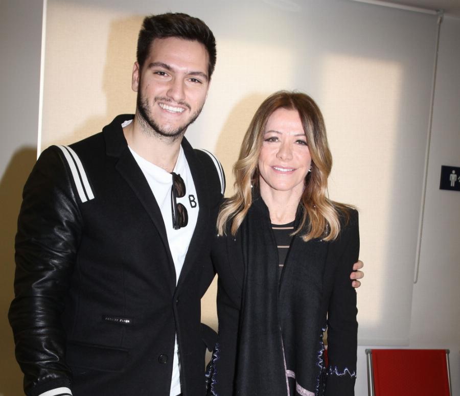 Γοητευτικός, ταλαντούχος και με καλλιτεχνική φλέβα: Ο 25χρονος γιος του Νίκου Κούρκουλου βαδίζει στα χνάρια του πατέρα του