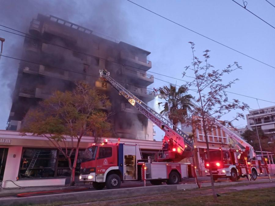 «Πύρινη κόλαση» στη Νέα Σμύρνη: Γνωστό εστιατόριο έγινε στάχτη, ενώ ένα μωρό βρέθηκε ανάμεσα στους απεγκλωβισμένους