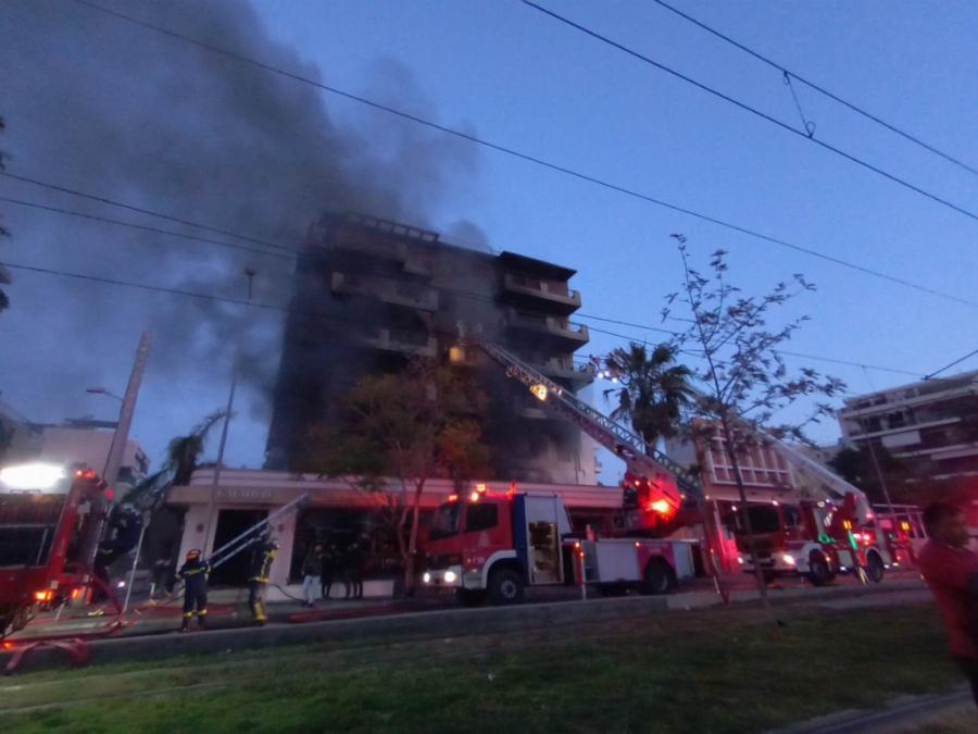 «Πύρινη κόλαση» στη Νέα Σμύρνη: Γνωστό εστιατόριο έγινε στάχτη, ενώ ένα μωρό βρέθηκε ανάμεσα στους απεγκλωβισμένους