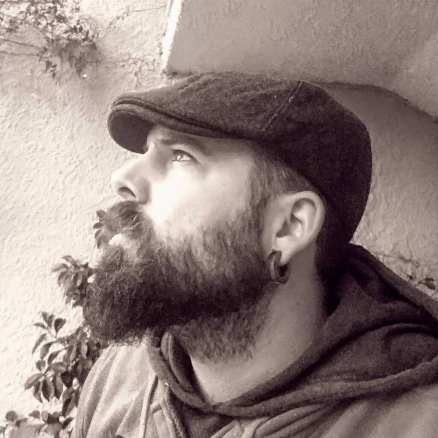 Νίκος Ρουβάς: Αυτός είναι ο «άγνωστος» μικρότερος αδερφός του Σάκη που έχει ακολουθήσει τον ίδιο δρόμο στη μουσική