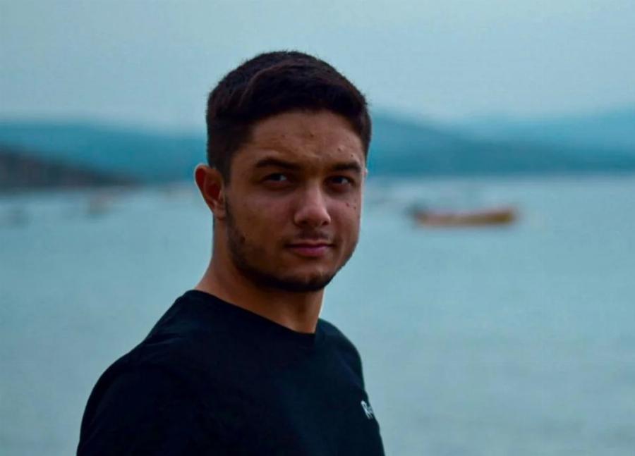 «Ήταν υπερβολικά καλός για αυτό τον κόσμο»: «Κατέρρευσαν» οι γονείς του 22χρονου Ντένις Ρούτσι στην κηδεία του