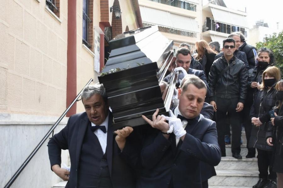 Ανείπωτος θρήνος στην κηδεία του πατέρα του Παντελή Παντελίδη: Έδωσε μάχη για τη ζωή του αλλά δεν τα κατάφερε