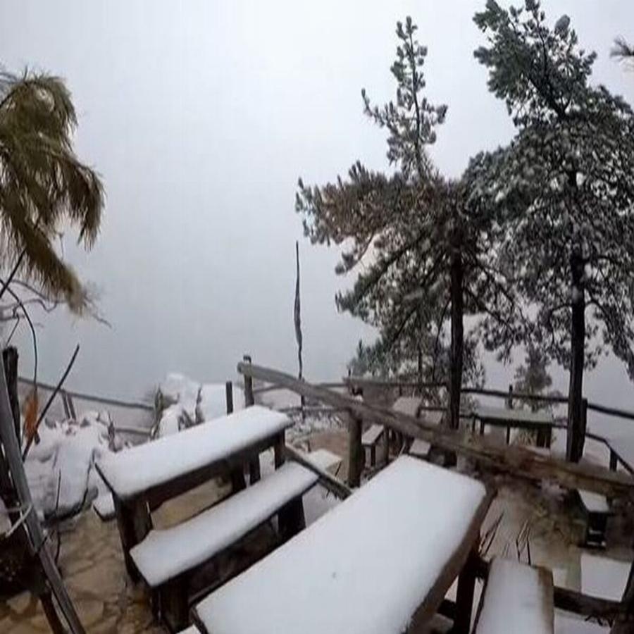 Κι όμως χιόνισε στην Πάρνηθα: Μαγικές εικόνες από το Μπάφι, το τελευταίο χιόνι της χρονιάς