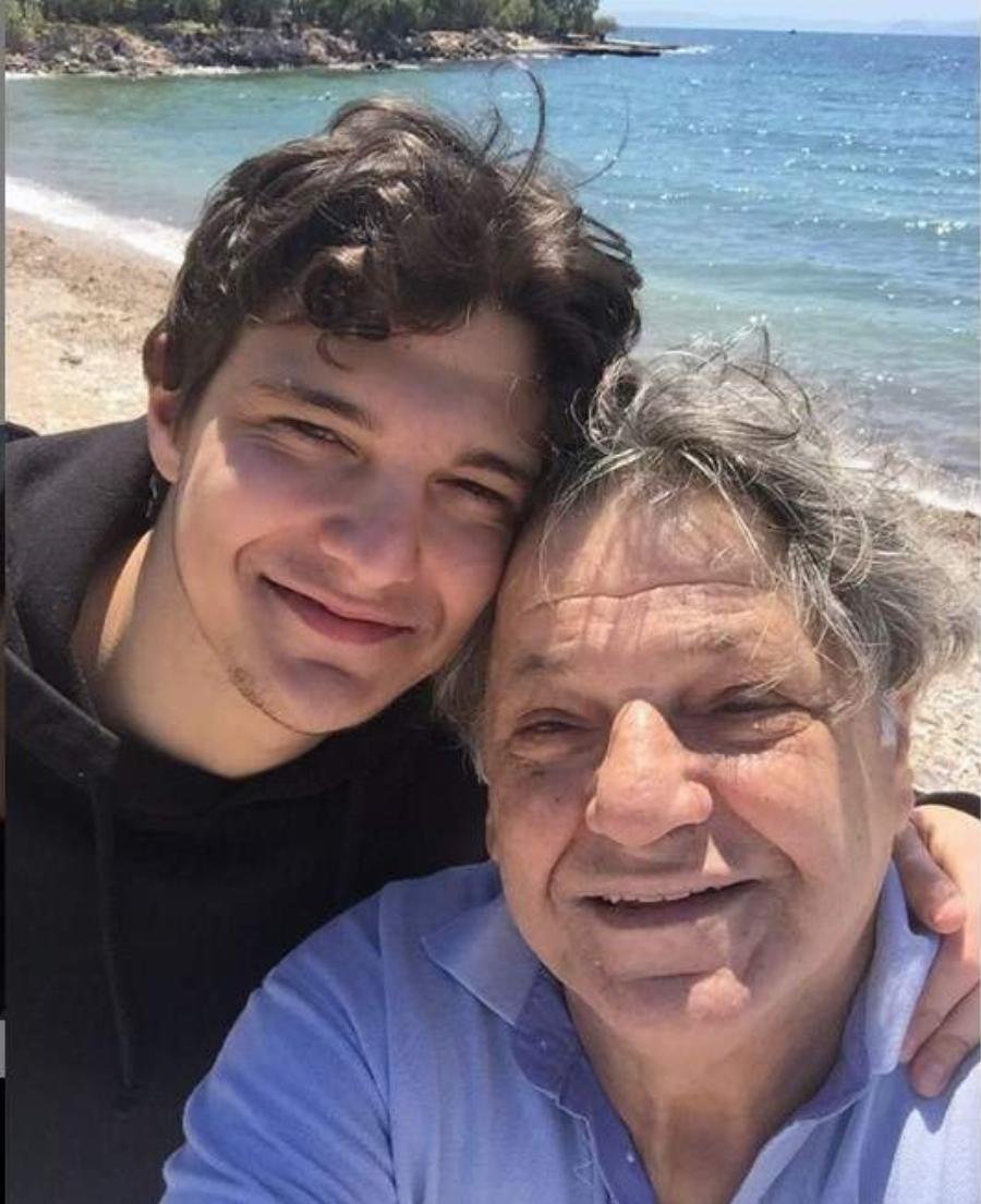 Πήραν τη γοητεία του μπαμπά τους: Οι δύο γιοι του Γιώργου Παρτσαλάκη μεγάλωσαν και του μοιάζουν πολύ