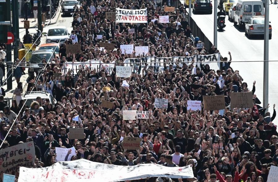 «Η νέα γενιά δεν σας συγχωρεί»: Μεγάλη πορεία στον Πειραιά για την τραγωδία στα Τέμπη