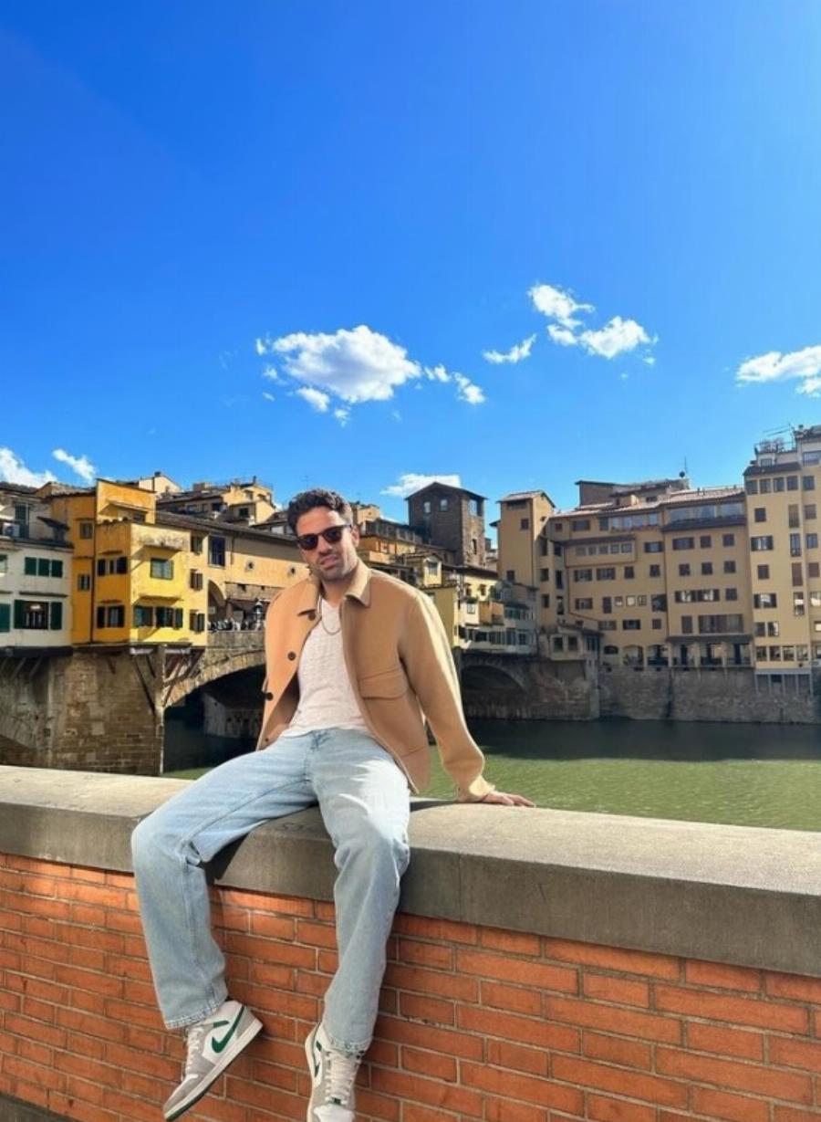 Ο Κωνσταντίνος Αργυρός κάνει θραύση και στο εξωτερικό: Πήγε Ιταλία, έβγαλε το παλτό και μοίρασε εγκεφαλικά