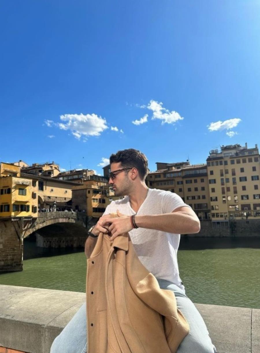 Ο Κωνσταντίνος Αργυρός κάνει θραύση και στο εξωτερικό: Πήγε Ιταλία, έβγαλε το παλτό και μοίρασε εγκεφαλικά