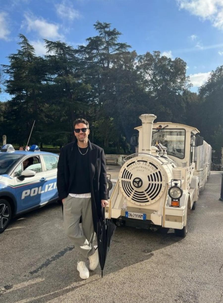 Ο Κωνσταντίνος Αργυρός κάνει θραύση και στο εξωτερικό: Πήγε Ιταλία, έβγαλε το παλτό και μοίρασε εγκεφαλικά