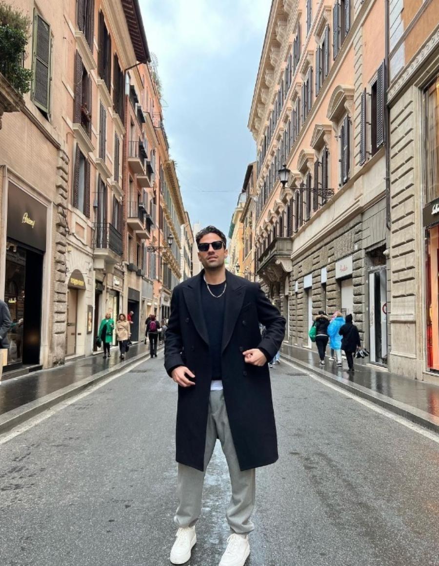 Ο Κωνσταντίνος Αργυρός κάνει θραύση και στο εξωτερικό: Πήγε Ιταλία, έβγαλε το παλτό και μοίρασε εγκεφαλικά