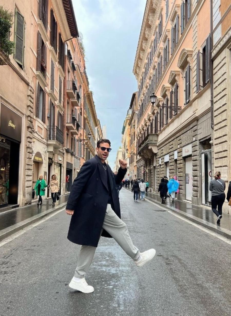 Ο Κωνσταντίνος Αργυρός κάνει θραύση και στο εξωτερικό: Πήγε Ιταλία, έβγαλε το παλτό και μοίρασε εγκεφαλικά