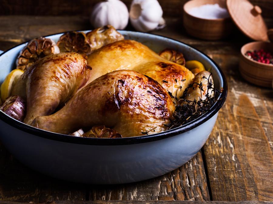 Θα γλείφετε τα δάχτυλά σας: Νοστιμότατο κοτόπουλο στη γάστρα με μουστάρδα και μπαχάρια