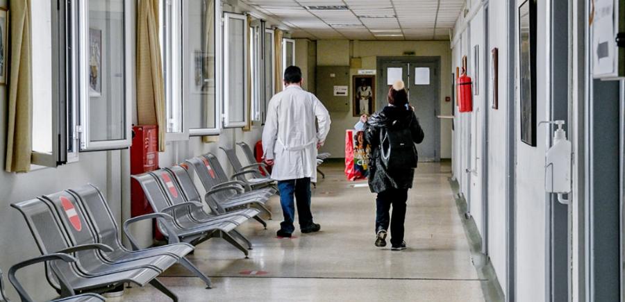 Πάτρα: Διευθυντής νοσοκομείου πήγε με τις πιτζάμες και τσάκωσε αυτούς που έκαναν «κοπάνα»