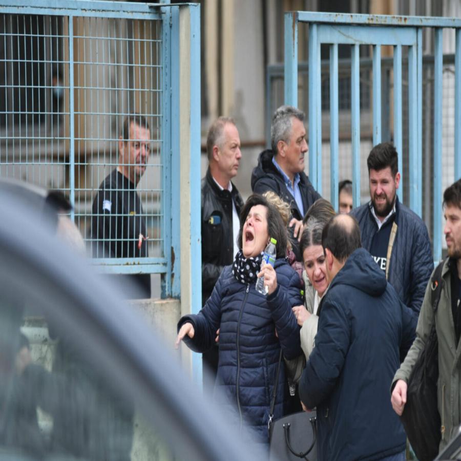 «Πού είναι το κορίτσι μου;»: «Τσακίσει κόκαλα» η κραυγή μητέρας έξω από το νοσοκομείο της Λάρισας