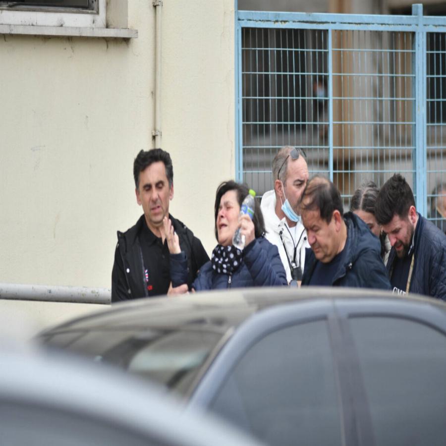 «Πού είναι το κορίτσι μου;»: «Τσακίσει κόκαλα» η κραυγή μητέρας έξω από το νοσοκομείο της Λάρισας