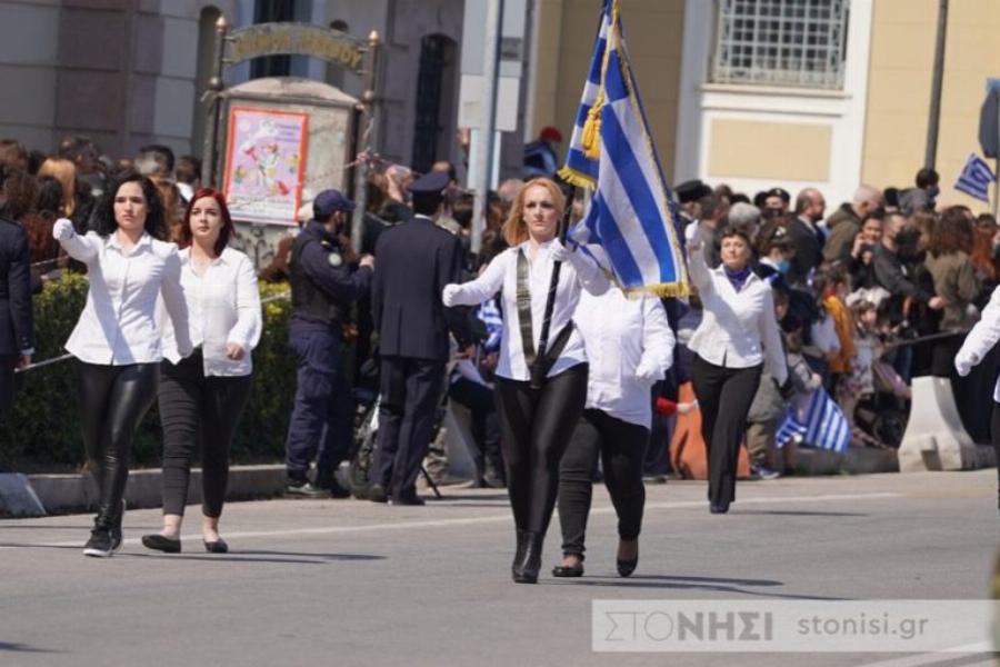 Συγκίνηση για την αριστούχο μητέρα: Τέλειωσε το Γυμνάσιο, μεγαλώνει μόνη της τρία παιδιά και επέστρεψε σημαιοφόρος