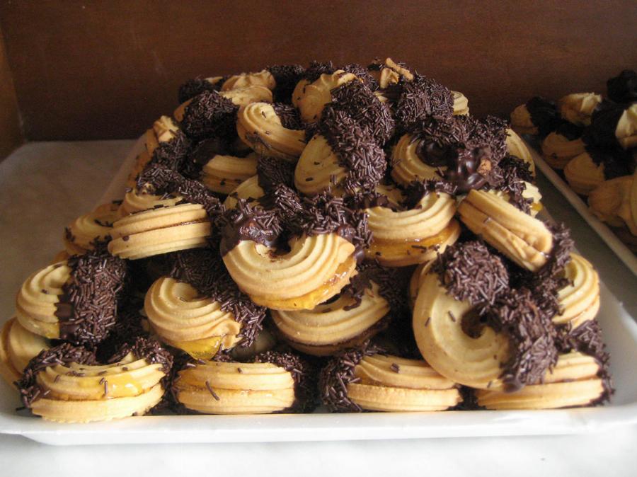 Ονειρικά, νοσταλγικά πτι φουρ: Η πιο εύκολη συνταγή για να τα φτιάξετε γεμιστά με μαρμελάδα και βουτηγμένα στη σοκολάτα