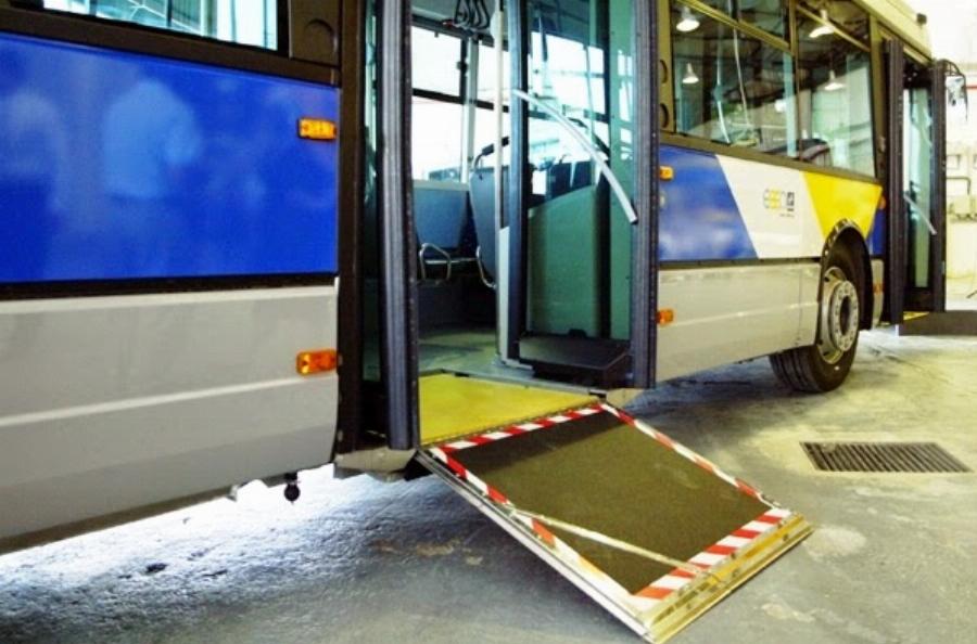 Έκανε το αυτονόητο και όλοι τον αποθέωσαν: Υπόκλιση στον οδηγό λεωφορείου που άνοιξε την ράμπα για να μπει ΑμεΑ