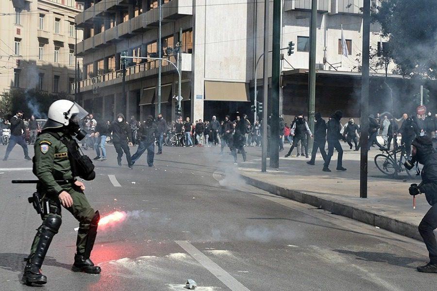 «Άνανδροι, κατεβήκαμε με τα παιδιά μας»: Έξαλλη η Κλέλια Ρένεση, στο Σύνταγμα μαζί με την κόρη της στην αγκαλιά της