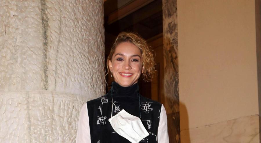 Με κοντά, πλατινέ μαλλιά σαν τη Χριστοπούλου: Αγνώριστη η Γιούλικα Σκαφιδά με το νέο της λουκ