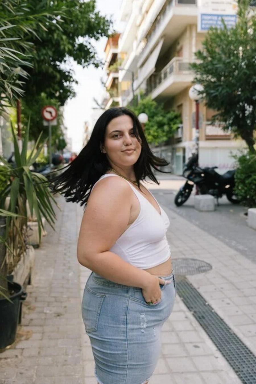 Θεοδώρα Κακοσαίου: «Όχι, δεν ντρέπομαι για τα κιλά μου. Έχω ραγάδες, κυτταρίτιδα. Ό,τι θέλει ας σκέφτεται ο καθένας»