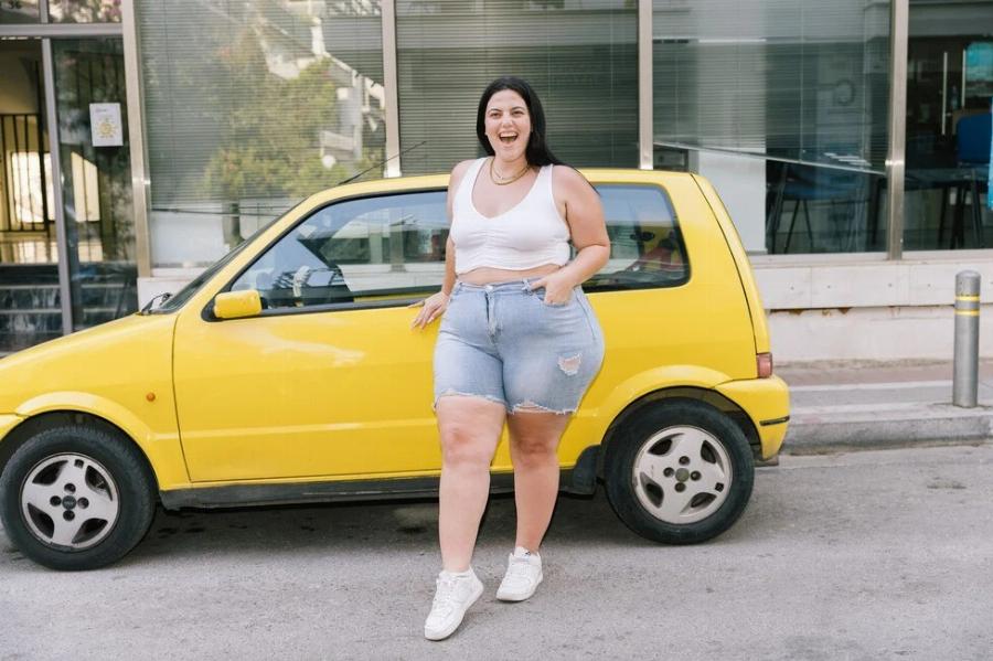 Θεοδώρα Κακοσαίου: «Όχι, δεν ντρέπομαι για τα κιλά μου. Έχω ραγάδες, κυτταρίτιδα. Ό,τι θέλει ας σκέφτεται ο καθένας»