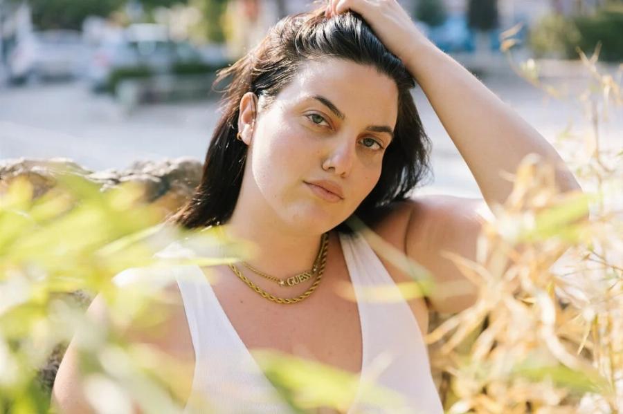 Θεοδώρα Κακοσαίου: «Όχι, δεν ντρέπομαι για τα κιλά μου. Έχω ραγάδες, κυτταρίτιδα. Ό,τι θέλει ας σκέφτεται ο καθένας»