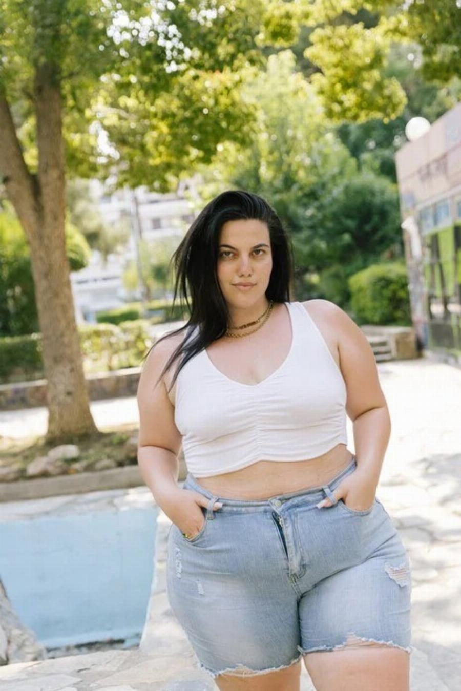 Θεοδώρα Κακοσαίου: «Όχι, δεν ντρέπομαι για τα κιλά μου. Έχω ραγάδες, κυτταρίτιδα. Ό,τι θέλει ας σκέφτεται ο καθένας»