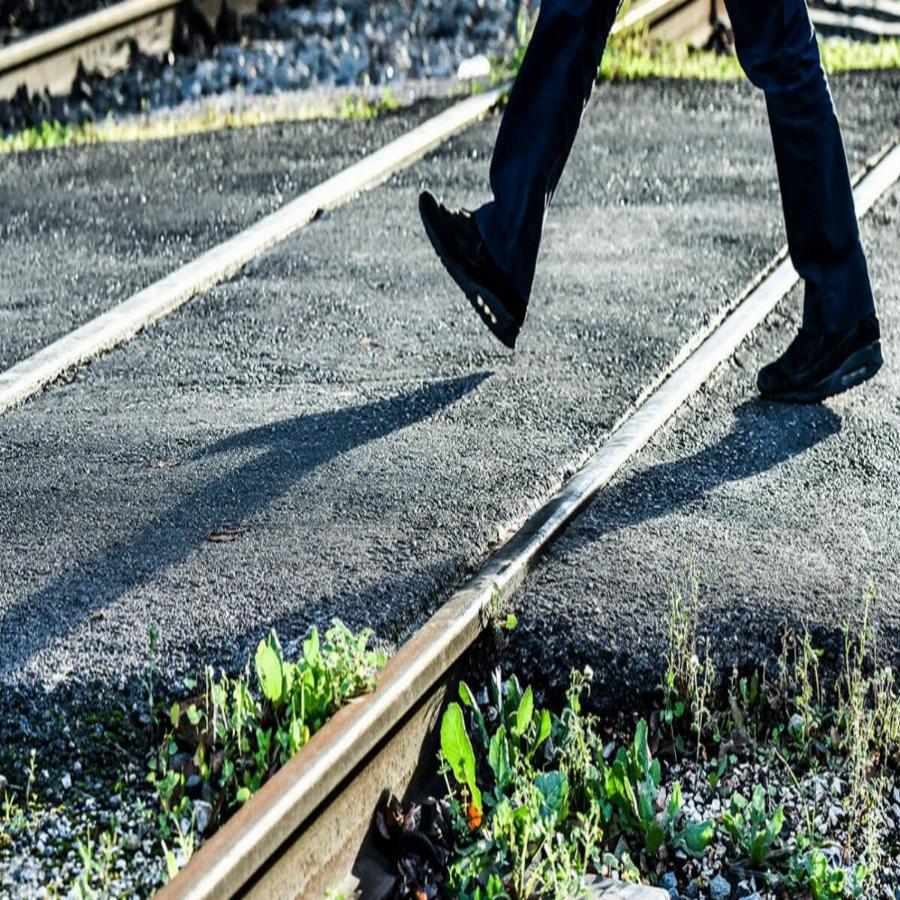 Ντράπηκε και η ντροπή: Σκοτώθηκε ο άντρας της σε σιδηροδρομικό δυστύχημα και τώρα της ζητούν πίσω την αποζημίωση