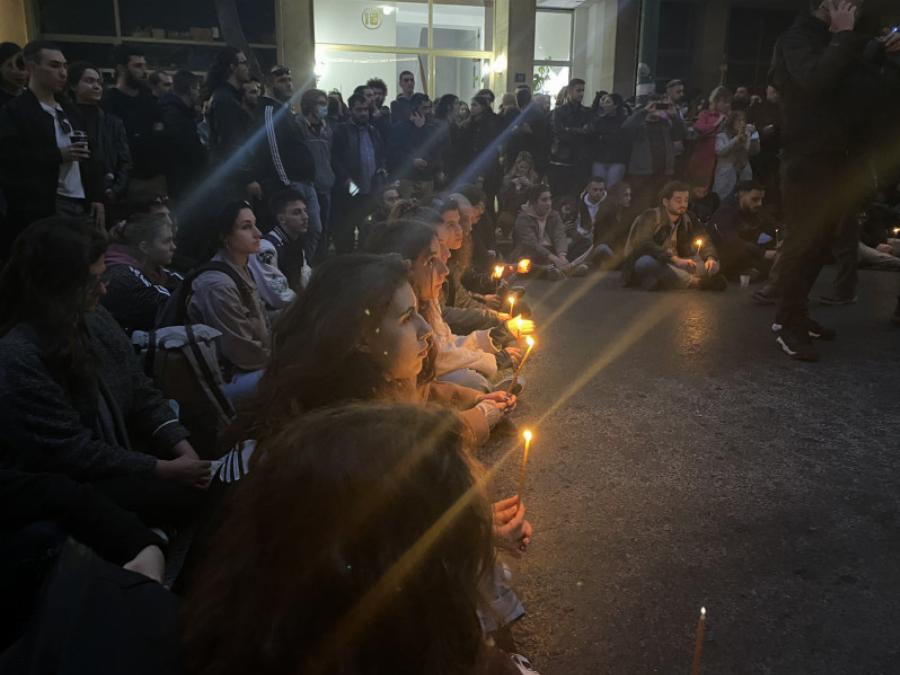 «Δεν ήταν λάθος, ούτε η κακιά στιγμή»: Πλήθος κόσμου διαμαρτύρεται έξω από τα γραφεία της Hellenic Train