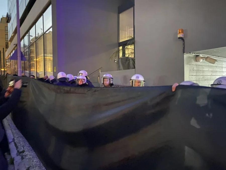 «Δεν ήταν λάθος, ούτε η κακιά στιγμή»: Πλήθος κόσμου διαμαρτύρεται έξω από τα γραφεία της Hellenic Train