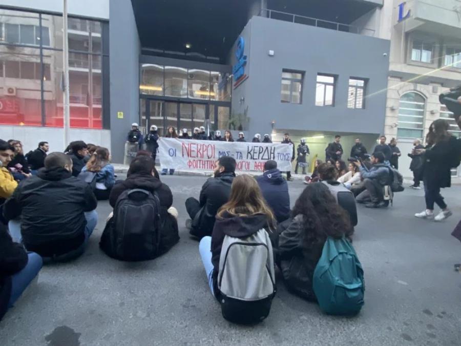 «Δεν ήταν λάθος, ούτε η κακιά στιγμή»: Πλήθος κόσμου διαμαρτύρεται έξω από τα γραφεία της Hellenic Train