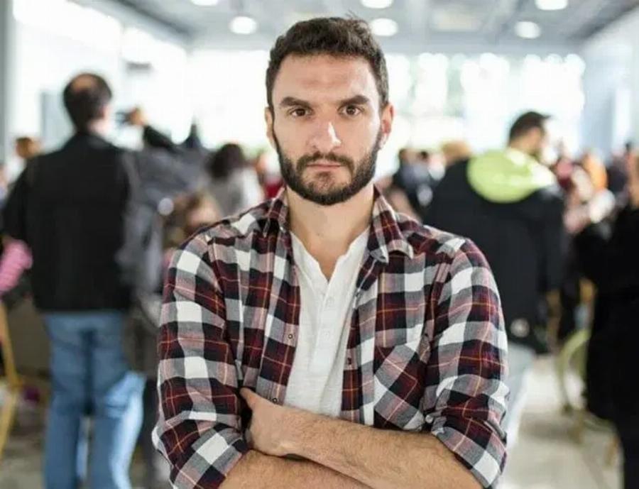 Κάνει χαμό στο TikTok: Ο γιος του Γιάννη Βούρου, ο Στέφανος γεννήθηκε χωρίς δάχτυλα και γίνεται viral με τα ιδιαίτερα βίντεό του