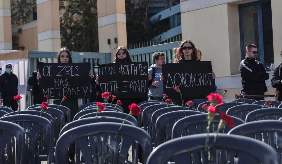 «Η νέα γενιά δεν σας συγχωρεί»: Μεγάλη πορεία στον Πειραιά για την τραγωδία στα Τέμπη