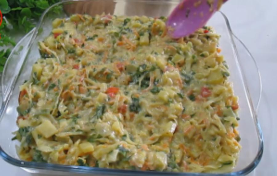 Θα γλείφετε τα δάχτυλά σας: Η ωραιότερη και ευκολότερη συνταγή για πίτα με λάχανο και πατάτες