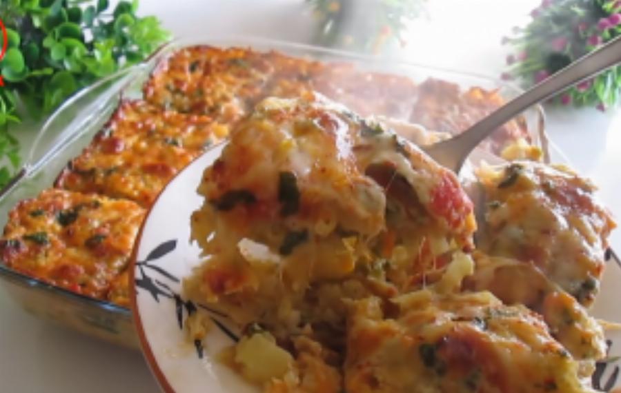 Θα γλείφετε τα δάχτυλά σας: Η ωραιότερη και ευκολότερη συνταγή για πίτα με λάχανο και πατάτες