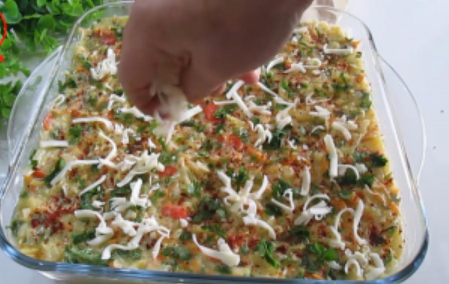 Θα γλείφετε τα δάχτυλά σας: Η ωραιότερη και ευκολότερη συνταγή για πίτα με λάχανο και πατάτες