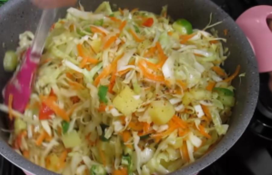 Θα γλείφετε τα δάχτυλά σας: Η ωραιότερη και ευκολότερη συνταγή για πίτα με λάχανο και πατάτες