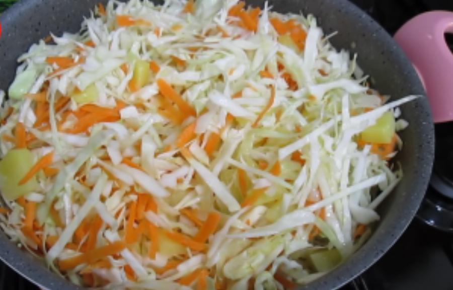 Θα γλείφετε τα δάχτυλά σας: Η ωραιότερη και ευκολότερη συνταγή για πίτα με λάχανο και πατάτες