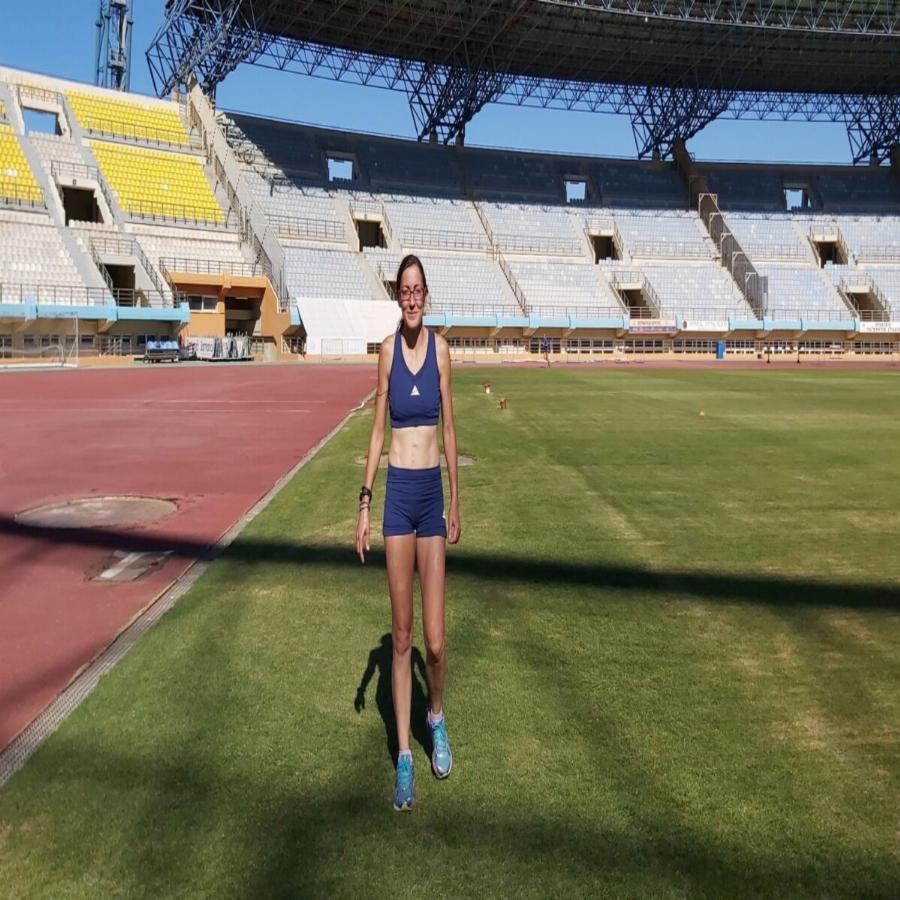 Η δύναμη της θέλησης κάνει θαύματα: Αθλήτρια με νεφρική ανεπάρκεια έτρεξε σε αγώνα στίβου, ανέβηκε στο βάθρο και μετά εγχειρίστηκε