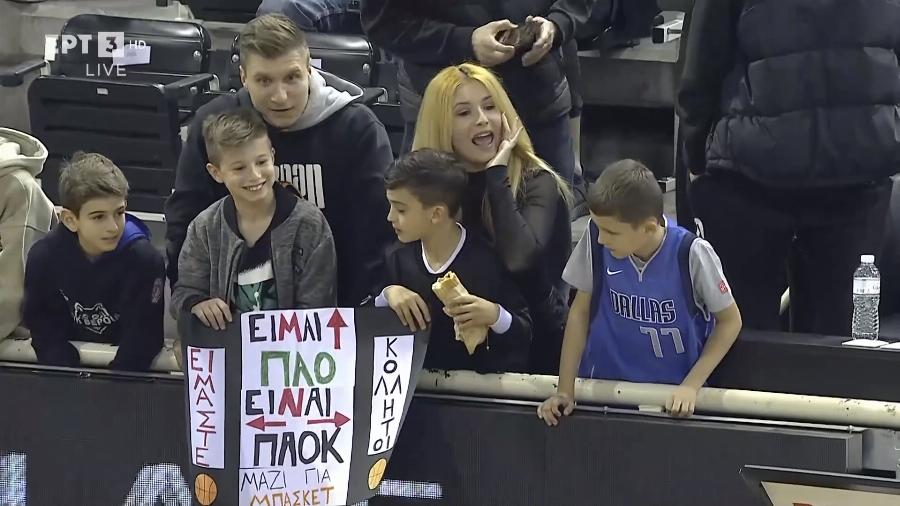 Το πιο υπέροχο πανό: Οι πιτσιρικάδες με το πιο σπουδαίο μήνυμα στις εξέδρες στο ΠΑΟΚ – Παναθηναϊκός