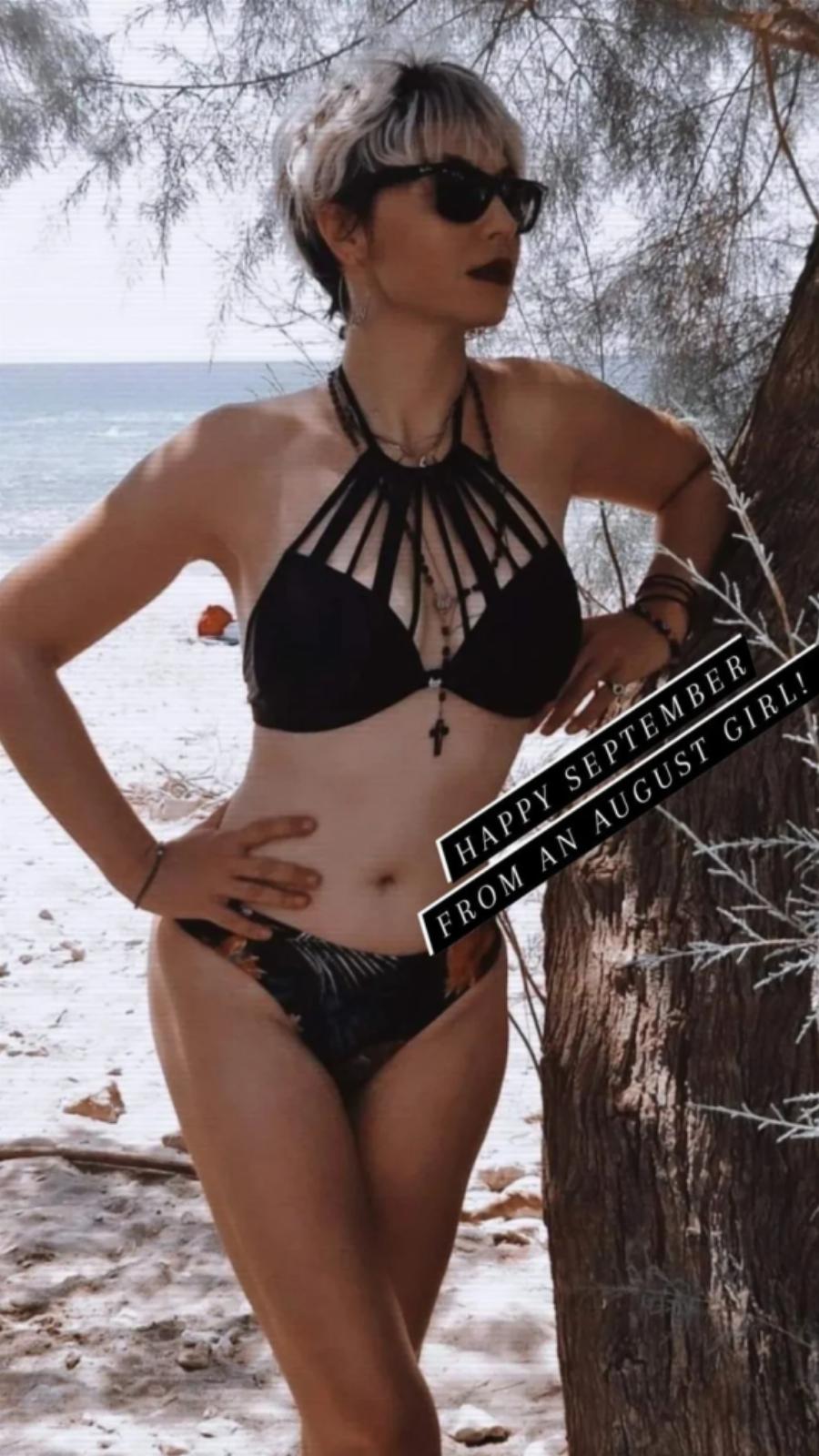 Η «Γυναίκα με τα μαύρα» του «Chase» όπως δεν την έχουμε ξαναδεί: Η Μαρία Μάρκου εμφανίστηκε με σούπερ μίνι ροζ shirt dress